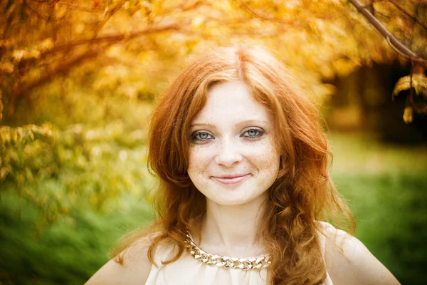 Portrait of redhead girl with blue eyes on nature — Stock Photo, Image