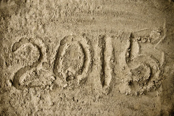 Año 2015 escrito a mano en la arena de la playa — Foto de Stock