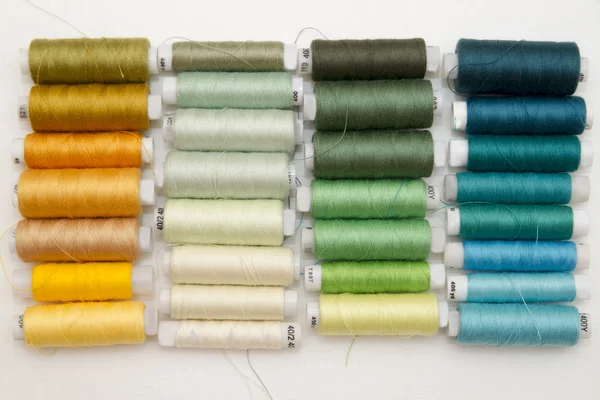 Background of colorful spools of thread — Stock Photo, Image