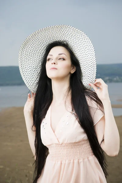 Retrato de uma bela jovem mulher de chapéu no verão — Fotografia de Stock