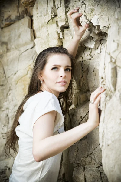 एक सुंदर युवा महिला चढ़ाई का चित्र . — स्टॉक फ़ोटो, इमेज