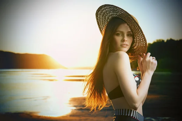 Hermosa mujer en bikini sobre fondo de atardecer —  Fotos de Stock