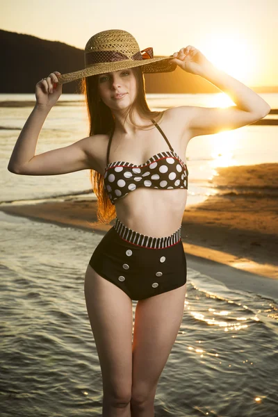 Hermosa mujer en bikini sobre fondo de atardecer —  Fotos de Stock