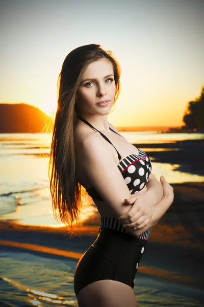 Hermosa mujer en bikini sobre fondo de atardecer —  Fotos de Stock