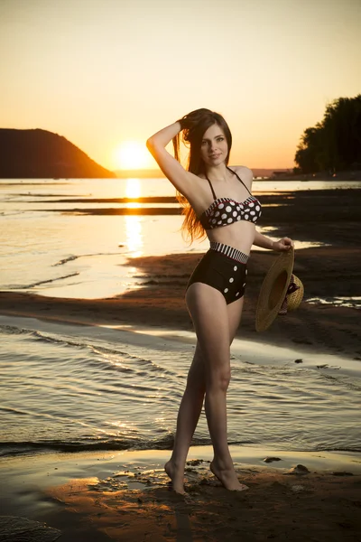 Schöne Frau im Bikini auf Sonnenuntergang Hintergrund — Stockfoto