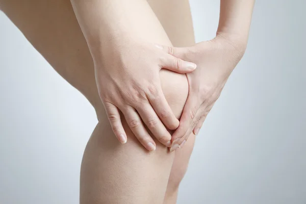 Боль на коленях женщины — стоковое фото