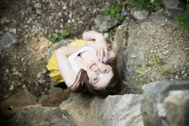 doğa üzerinde güzel bir genç kadının portresi