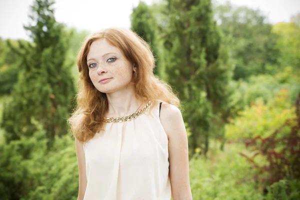 Retrato de chica pelirroja con ojos azules en la naturaleza — Foto de Stock