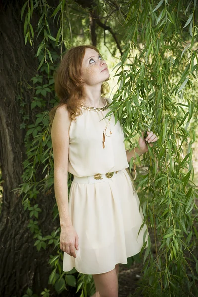 Portrait de rousse fille sur la nature — Photo