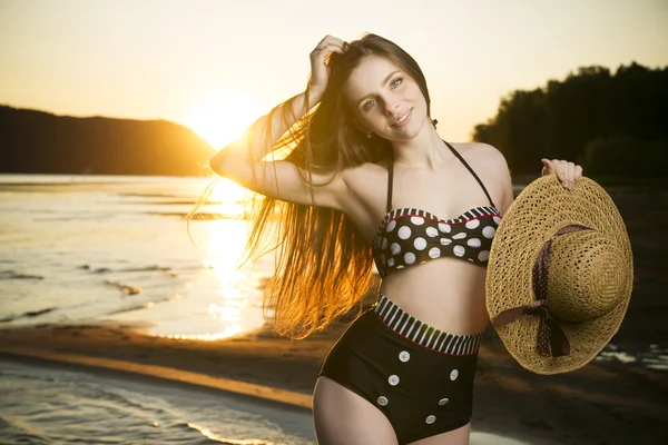 Schöne Frau im Bikini auf Sonnenuntergang Hintergrund — Stockfoto