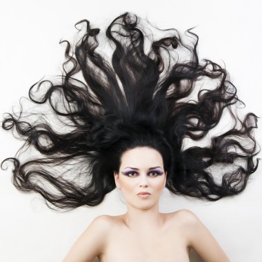 profesyonel makyaj ve saç modeli güzel genç kadın kapatmak