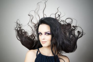 profesyonel makyaj ve saç modeli güzel genç kadın kapatmak