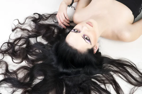 Maquillaje profesional y peinado hermosa joven mujer de cerca — Foto de Stock