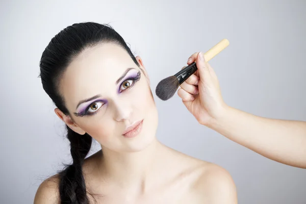 Профессиональный макияж и прическа красивая молодая женщина вблизи — стоковое фото