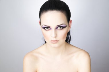 profesyonel makyaj ve saç modeli güzel genç kadın kapatmak