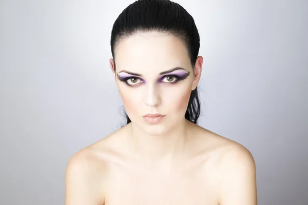 Profesionální make-up a účes krásná mladá žena zblízka — Stock fotografie