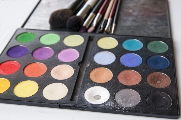 Eyeshadow palette and brush for professional makeup — Stock Photo, Image