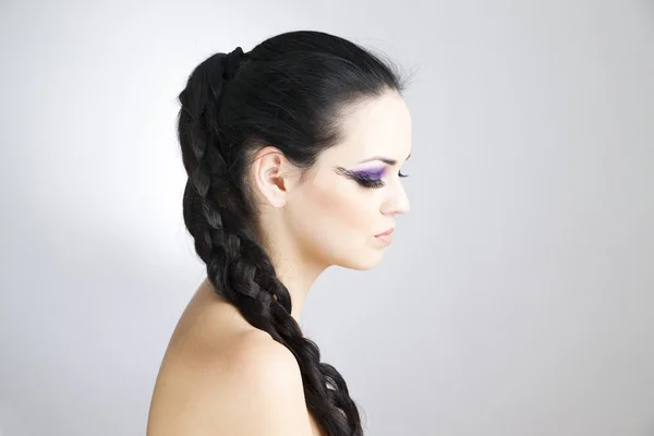 Profesjonalny makijaż i fryzurę piękna młoda kobieta z bliska — Zdjęcie stockowe