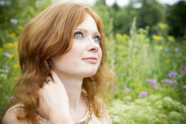 Retrato de chica pelirroja con ojos azules en la naturaleza —  Fotos de Stock