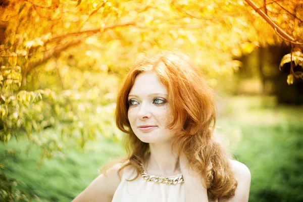 Portrait of redhead girl with blue eyes on nature — Stock Photo, Image