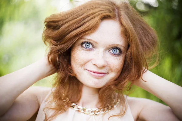 Doğa üzerinde mavi gözlü Kızıl saçlı kız portresi — Stok fotoğraf