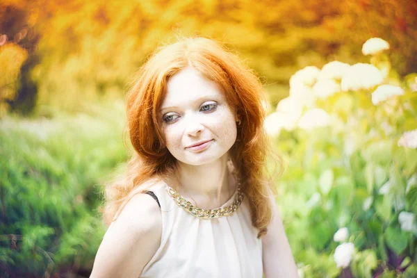 Portrait of redhead girl with blue eyes on nature — Stock Photo, Image