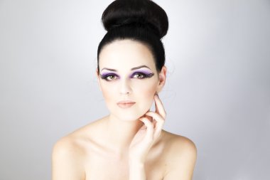 profesyonel makyaj ve saç modeli güzel genç kadın kapatmak