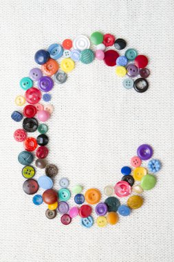 Çeşitli şekil ve renk düğmelerinin alfabenin C harfi