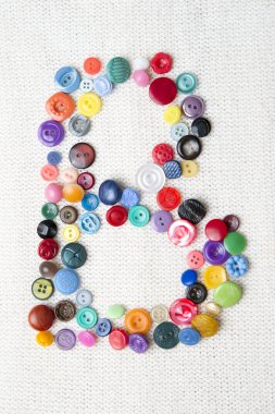 Çeşitli şekil ve renk düğmelerinin alfabenin harfi B