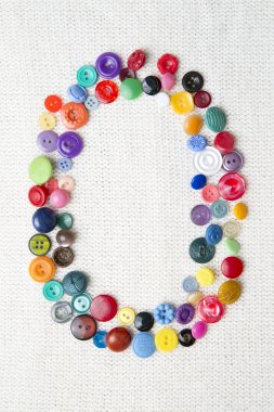 Çeşitli şekil ve renk düğmelerinin alfabenin O harfi