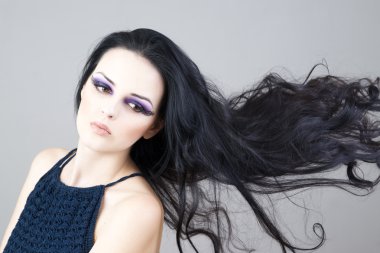 profesyonel makyaj ve saç modeli güzel genç kadın kapatmak