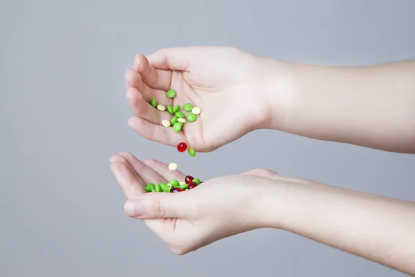 Pastillas en la mano de las mujeres — Foto de Stock