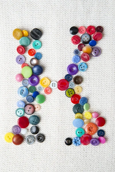 Letra K del alfabeto de botones de varias formas y colores — Foto de Stock
