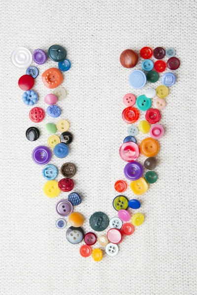 Letra V del alfabeto de botones de varias formas y colores — Foto de Stock