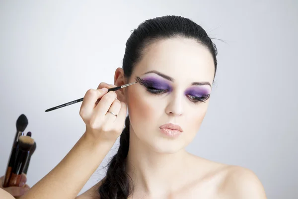 Profesionální make-up a účes krásná mladá žena zblízka — Stock fotografie