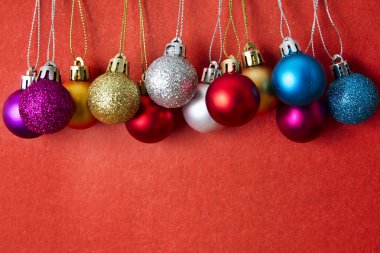 Kırmızı arka planda noel topları