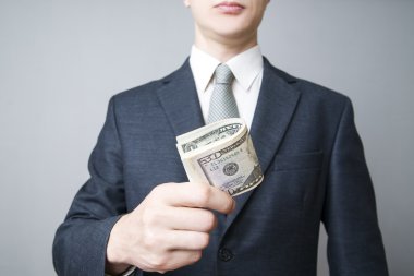 Stüdyoda parası olan bir iş adamı.