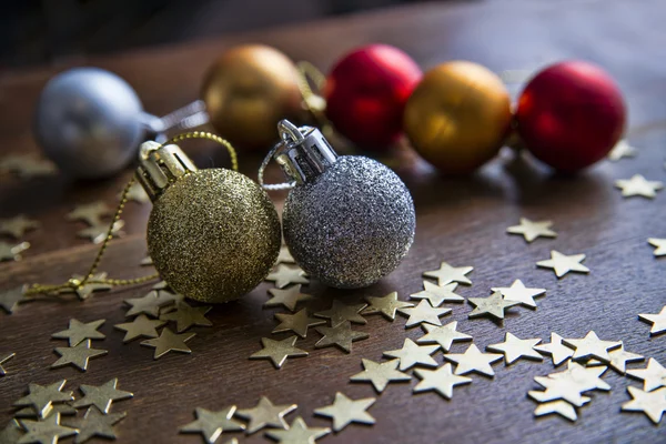 Bolas de Natal no fundo de madeira — Fotografia de Stock