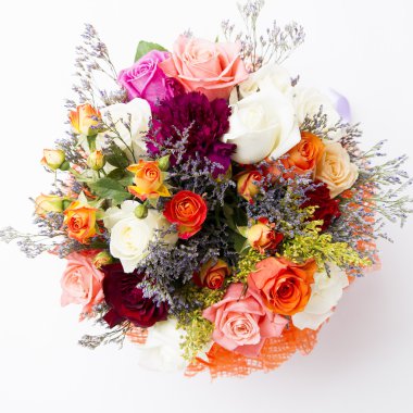 Renkli bir buket çiçek.