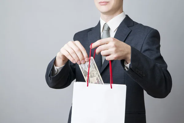 Бизнесмен с пакетом денег в руках — стоковое фото
