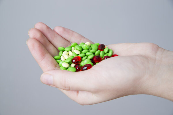 Таблетки у женщин в руке
