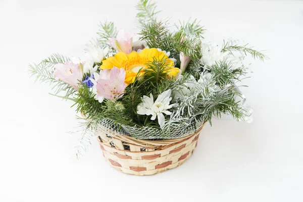 Cesta con flores y ramas de abeto — Foto de Stock