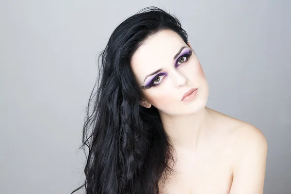Maquillaje profesional y peinado hermosa joven mujer de cerca —  Fotos de Stock