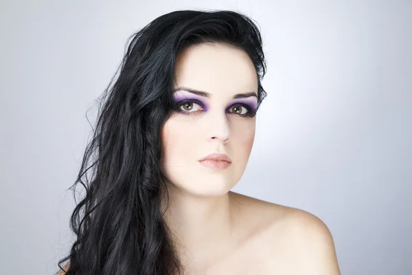 Professionele make-up en haarstijl mooie jonge vrouw close-up — Stockfoto