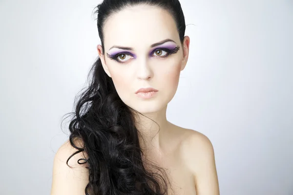 Профессиональный макияж и прическа красивая молодая женщина вблизи — стоковое фото