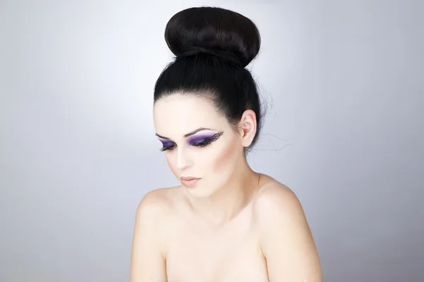 Professionell makeup och frisyr vacker ung kvinna på nära håll — Stockfoto
