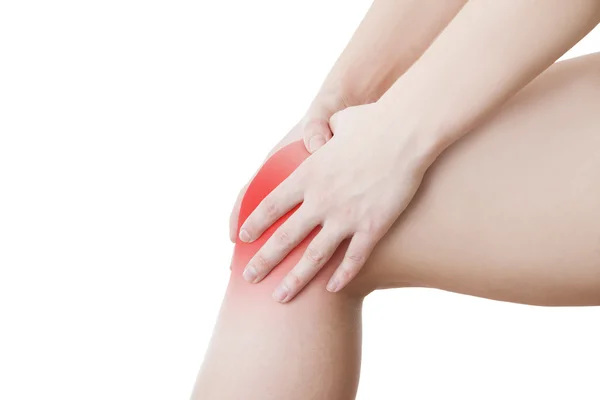 Боль на коленях изолированной женщины — стоковое фото