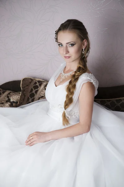 Professional makeup hairstyle bride — Stock Photo, Image