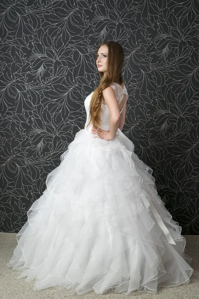 Beautiful woman in white wedding dress — Stock Photo, Image