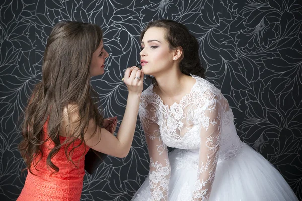 Maquillaje artista aplica lápiz labial novia —  Fotos de Stock